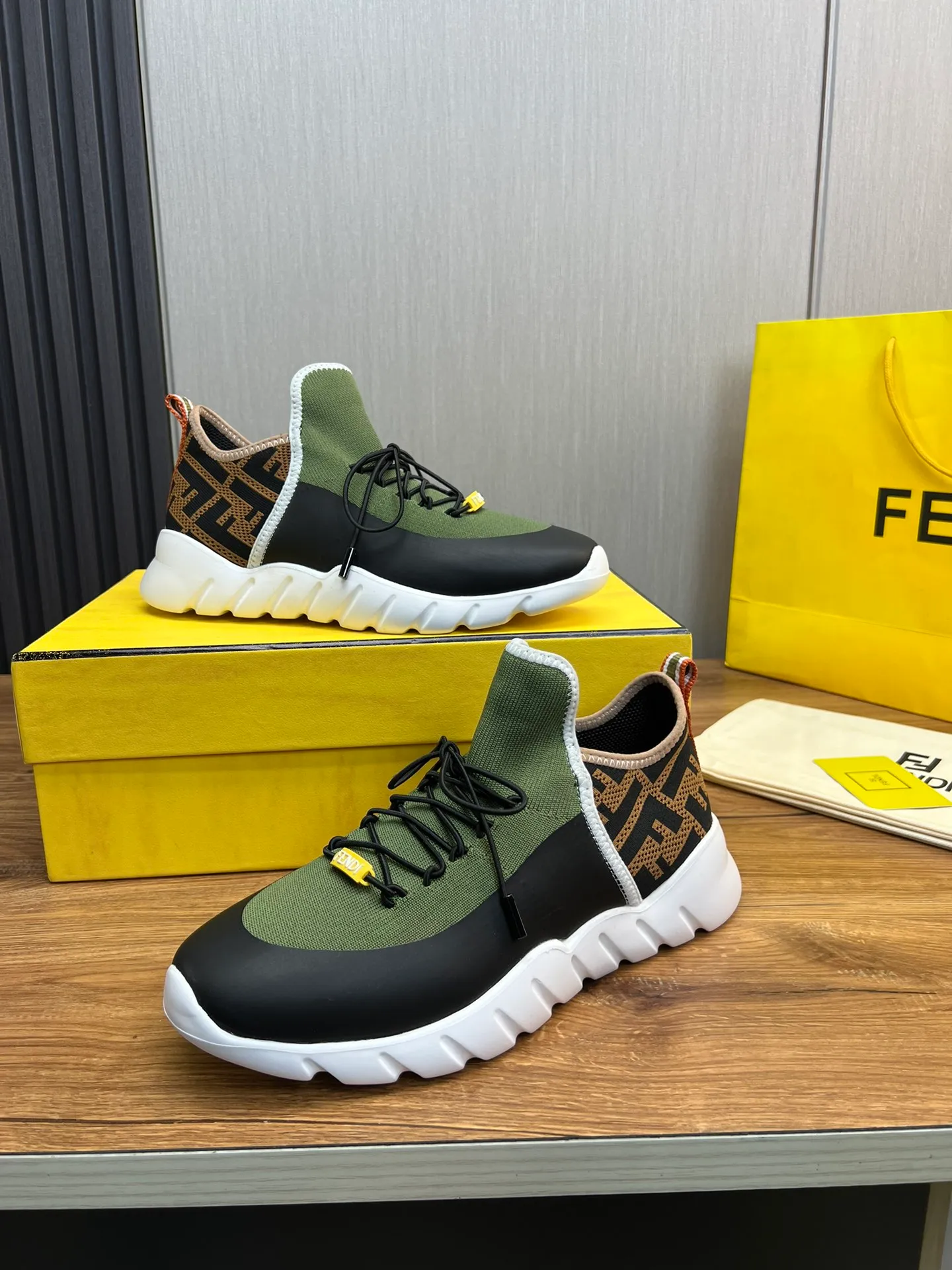 Men's shoes💰680💰 ＦＥＮＤＩ. Fendi🔍Top purchasing agent🇮🇹 The new and popular counter of the popular street boy monster has original factory configuration, original fly-knit fabric imported from Italy, high-quality printing technology, imported water-dyed cowhide with breathable mesh lining, breathable and comfortable, soles: original factory special soles are super comfortable, original factory single goods 🔍high quality, you can enter and leave the counter at will, welcome to compare, code number 39-44 (can be ordered 38.45.46)
